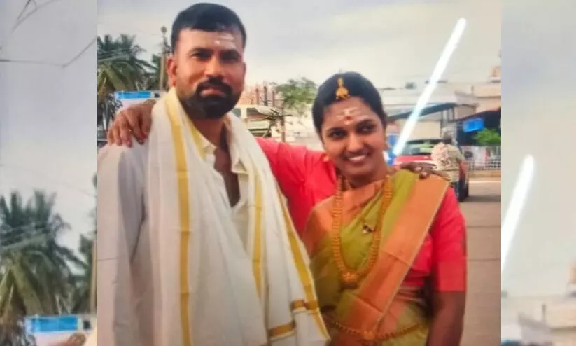 മകളുടെ മുന്നിൽ യുവാവ് രണ്ടാം ഭാര്യയെ കുത്തിക്കൊന്നു;  പൊലീസിൽ കീഴടങ്ങി