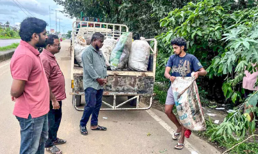 കനാലില് തള്ളിയ മാലിന്യം തിരിച്ചെടുപ്പിച്ചു കനാലില് തള്ളിയ മാലിന്യം തിരിച്ചെടുപ്പിച്ചു