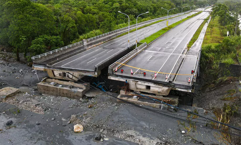 റഗാസയിൽ മുങ്ങി ഹോങ്കോങ്ങും അയൽരാജ്യങ്ങളും; ചുഴലിക്കാറ്റിൽ നിരവധി മരണം, വ്യാപക നാശം റഗാസയിൽ മുങ്ങി ഹോങ്കോങ്ങും അയൽരാജ്യങ്ങളും; ചുഴലിക്കാറ്റിൽ നിരവധി മരണം, വ്യാപക നാശം