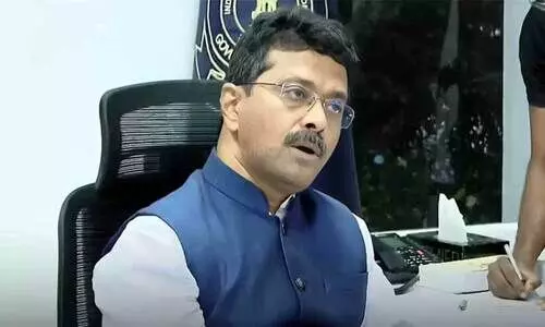 കണ്ടെത്തിയത് രാജ്യസുരക്ഷാ ഭീഷണി മുതൽ ജി.എസ്.ടി വെട്ടിപ്പുവരെ, ഫോൺകോളിന് പിന്നാലെ പാതിവഴിയിൽ വാർത്തസമ്മേളനം അവസാനിപ്പിച്ച് കസ്റ്റംസ് കമീഷണർ