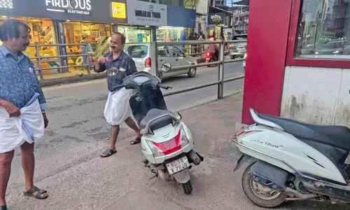 തോ​ന്നി​യപോ​ലെ പാ​ർ​ക്കി​ങ്; ന​ട​ക്കാ​നി​ട​മി​ല്ലാ​തെ കാ​ൽ​ന​ട​ക്കാ​ർ