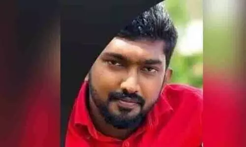 എം.സി. റോഡിൽ നിയന്ത്രണം വിട്ട കാർ മറ്റൊരു കാറിലും രണ്ടു ബൈക്കിലും കൂട്ടിയിടിച്ച് ബൈക്ക് യാത്രക്കാരൻ മരിച്ചു