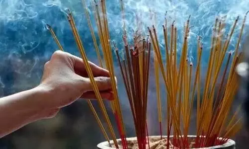 അഗർബത്തിയും പുകവലി പോലെതന്നെ അപകടകരം; മുന്നറിയിപ്പുമായി ശ്വാസകോശ രോഗ വിദഗ്ധ