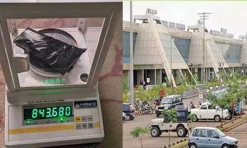 മിശ്രിതരൂപത്തിലാക്കി കാല്പാദങ്ങള്ക്കടിയില് ഒട്ടിച്ചുവെച്ചു; കരിപ്പൂരിൽ 90 ലക്ഷത്തിന്റെ കള്ളക്കടത്ത് സ്വര്ണവുമായി യാത്രക്കാരന് പിടിയില് മിശ്രിതരൂപത്തിലാക്കി കാല്പാദങ്ങള്ക്കടിയില് ഒട്ടിച്ചുവെച്ചു; കരിപ്പൂരിൽ 90 ലക്ഷത്തിന്റെ കള്ളക്കടത്ത് സ്വര്ണവുമായി യാത്രക്കാരന് പിടിയില്