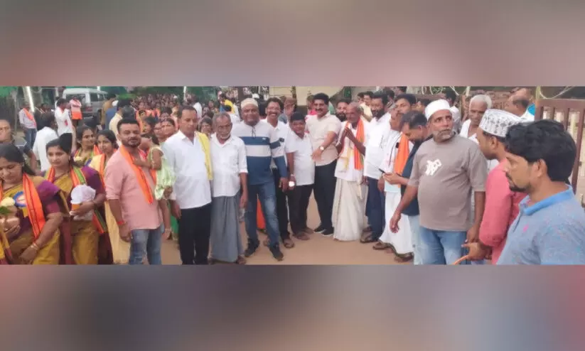 ക്ഷേത്ര വഴിപാട് ഘോഷയാത്രക്ക് മസ്ജിദ് കമ്മിറ്റിയുടെ സ്വീകരണം ക്ഷേത്ര വഴിപാട് ഘോഷയാത്രക്ക് മസ്ജിദ് കമ്മിറ്റിയുടെ സ്വീകരണം