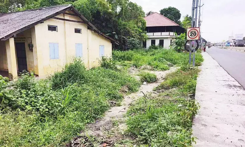 കോടതി ഉത്തരവ് കാലാവധിയും പിന്നിട്ടു; മെഡിക്കൽ കോളജ്​ ചുറ്റുമതിലിനായി വിദ്യാർഥികൾ