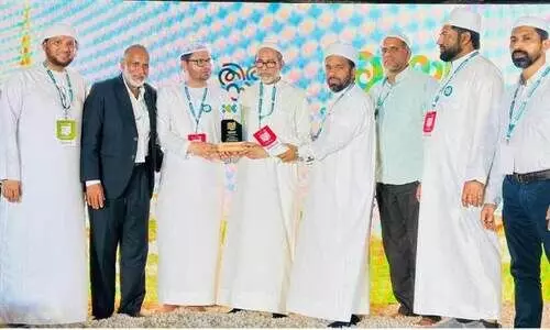 അ​ബ്ദു​ല്‍ ല​ത്തീ​ഫ് ഹാ​ജി തി​രു​വ​ത്ര​യെ ആ​ദ​രി​ച്ചു