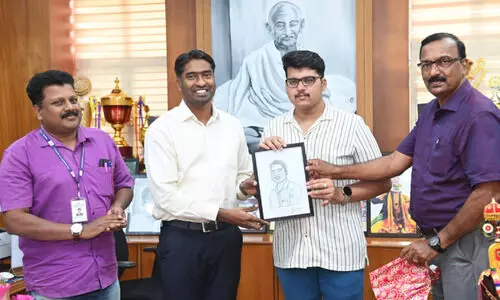 Ashwin presents a portrait to Collector Arjun Pandian
