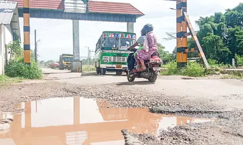 നവീകരണത്തിന്​ വെട്ടി​പ്പൊളിച്ചു; ആലപ്പുഴ റെയിൽവേ സ്റ്റേഷൻ റോഡിൽ ദുരിതയാത്ര