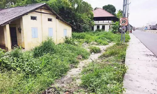 കോടതി ഉത്തരവ് കാലാവധിയും പിന്നിട്ടു; മെഡിക്കൽ കോളജ്​ ചുറ്റുമതിലിനായി വിദ്യാർഥികൾ