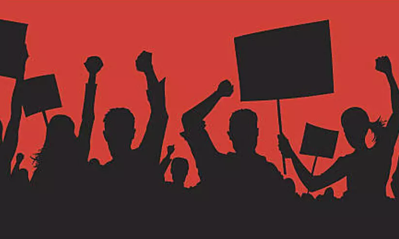 ദാവൻഗരെയിൽ വർഗീയ സംഘർഷാവസ്ഥ; പൊലീസ് തടഞ്ഞു ദാവൻഗരെയിൽ വർഗീയ സംഘർഷാവസ്ഥ; പൊലീസ് തടഞ്ഞു