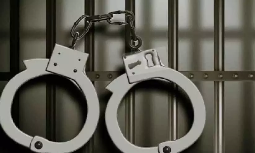 തടഞ്ഞുനിർത്തി മൊബൈൽ കവർന്നു; രണ്ട് പ്രവാസികൾ അറസ്റ്റിൽ തടഞ്ഞുനിർത്തി മൊബൈൽ കവർന്നു; രണ്ട് പ്രവാസികൾ അറസ്റ്റിൽ