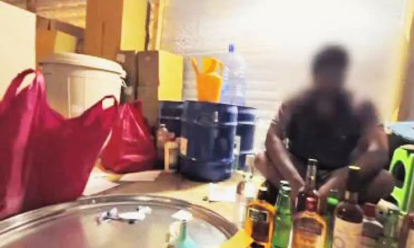 മദ്യ നിർമാണവും വിൽപനയും രണ്ട് പ്രവാസികൾ പിടിയിൽ മദ്യ നിർമാണവും വിൽപനയും രണ്ട് പ്രവാസികൾ പിടിയിൽ