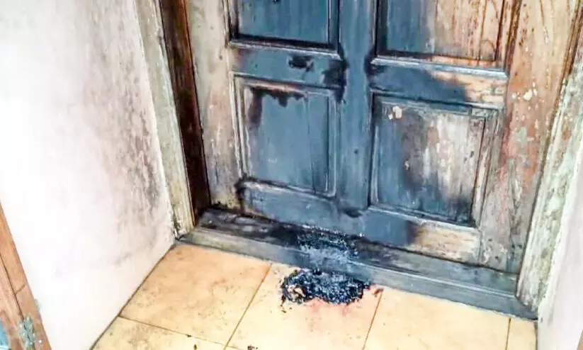 വീട് മണ്ണെണ്ണ ഒഴിച്ച് കത്തിക്കാൻ ശ്രമം; മാനസികവിഭ്രാന്തിയുള്ള ആൾ പിടിയിൽ