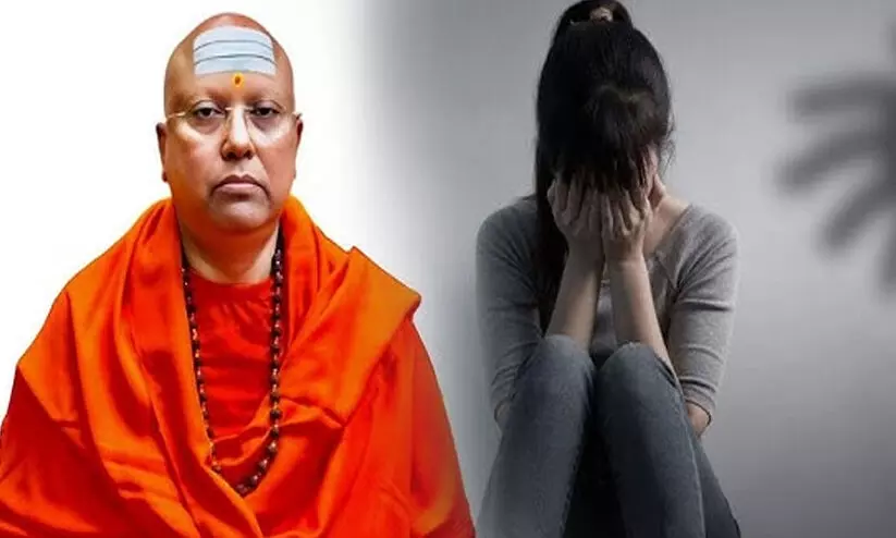 വിദേശ യാത്രകൾ, ഐഫോണുകൾ, ഇഷ്ടമുള്ളിടത്ത്  പോകാൻ ഡ്രൈവർ ഉൾപ്പെടെ കാറുകൾ, വിദേശ ഇന്റേൺഷിപ്പുകൾ; വിദ്യാർഥിനികളെ വശീകരിക്കാൻ ഡൽഹി ബാബയുടെ വാഗ്ദാനങ്ങൾ..!