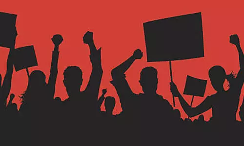 ദാ​വ​ൻ​ഗ​രെ​യി​ൽ വ​ർ​ഗീ​യ സം​ഘ​ർ​ഷാ​വ​സ്ഥ; പൊ​ലീ​സ് ത​ട​ഞ്ഞു