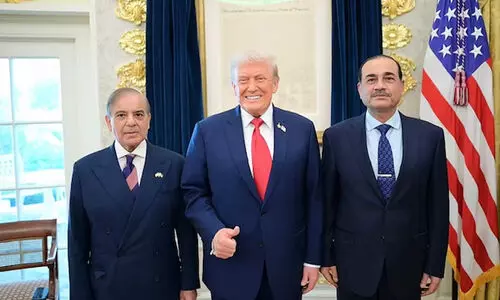 പാകിസ്താൻ പ്രധാനമന്ത്രിയുമായും സൈനികമേധാവിയുമായും അടച്ചിട്ട മുറിയിൽ ട്രംപിന്റെ കൂടിക്കാഴ്ച