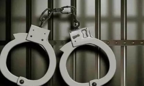 ത​ട​ഞ്ഞു​നി​ർ​ത്തി മൊ​ബൈ​ൽ ക​വ​ർ​ന്നു; ര​ണ്ട് പ്ര​വാ​സി​ക​ൾ അ​റ​സ്റ്റി​ൽ