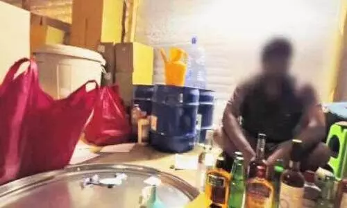 മ​ദ്യ നി​ർ​മാ​ണ​വും വി​ൽ​പ​ന​യും ര​ണ്ട് പ്ര​വാ​സി​ക​ൾ പി​ടി​യി​ൽ