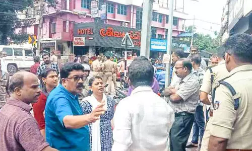 വഴിയോര കടകൾ ഒഴിപ്പിച്ചതിനെ ചൊല്ലി സംഘർഷം