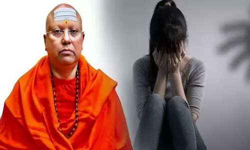 വിദേശ യാത്രകൾ, ഐഫോണുകൾ, ഇഷ്ടമുള്ളിടത്ത്  പോകാൻ ഡ്രൈവർ ഉൾപ്പെടെ കാറുകൾ, വിദേശ ഇന്റേൺഷിപ്പുകൾ; വിദ്യാർഥിനികളെ വശീകരിക്കാൻ ഡൽഹി ബാബയുടെ വാഗ്ദാനങ്ങൾ..!