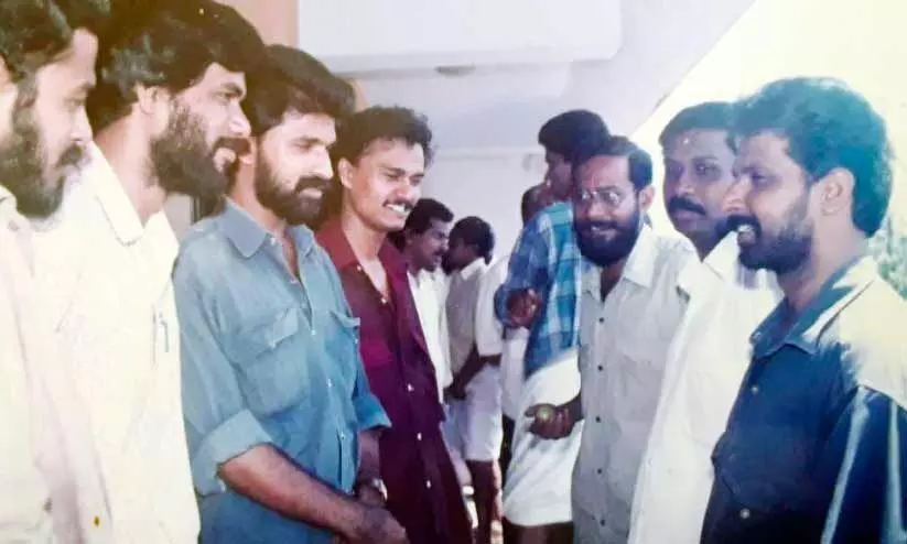 വി. വിനയകുമാർ, പി.കെ. രാജശേഖരൻ, അൻവർ അലി, കെ.എസ്. ശ്രീനാഥ് തുടങ്ങിയവർ ഒരു വിവാഹവേദിയിൽ ^80കളിലെ ചിത്രം