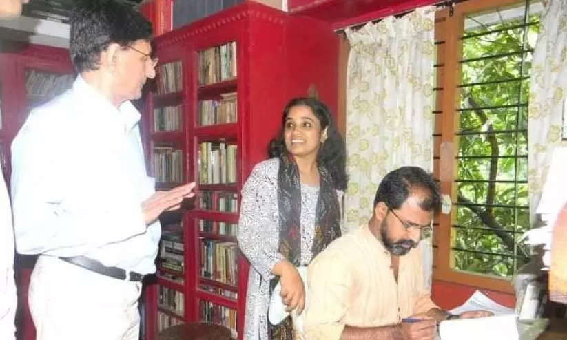 എൻ.എസ്. മാധവൻ തിരുവനന്തപുരത്ത് പി.കെ. രാജശേഖരന്റെ വീട്ടിൽ വന്നപ്പോൾ. സമീപം ഭാര്യ രാധിക സി. നായർ