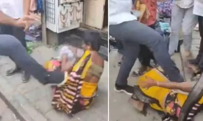 91,000 രൂപയുടെ സിൽക്ക് സാരികൾ മോഷ്ടിച്ചുവെന്നാരോപിച്ച് 55കാരിയെ ക്രൂരമായി മർദിച്ചു; ടെക്സ്റ്റൈൽ ഷോപ് ഉടമയും സഹായിയും അറസ്റ്റിൽ 91,000 രൂപയുടെ സിൽക്ക് സാരികൾ മോഷ്ടിച്ചുവെന്നാരോപിച്ച് 55കാരിയെ ക്രൂരമായി മർദിച്ചു; ടെക്സ്റ്റൈൽ ഷോപ് ഉടമയും സഹായിയും അറസ്റ്റിൽ