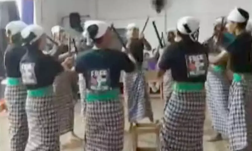 ഫലസ്തീൻ ഐക്യദാർഢ്യ ടീഷർട്ട് ധരിച്ചുള്ള കോൽക്കളി തടഞ്ഞ് സ്കൂൾ പ്രിൻസിപ്പൽ ഫലസ്തീൻ ഐക്യദാർഢ്യ ടീഷർട്ട് ധരിച്ചുള്ള കോൽക്കളി തടഞ്ഞ് സ്കൂൾ പ്രിൻസിപ്പൽ