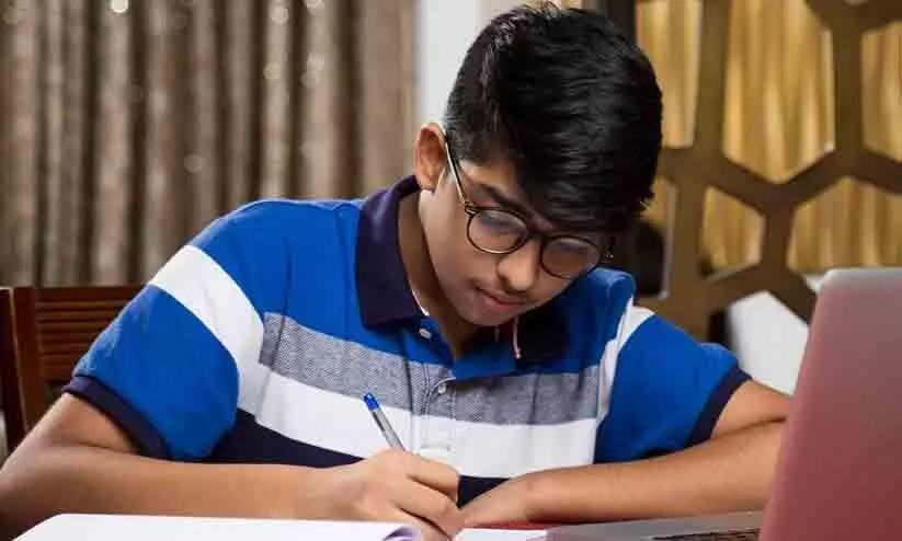 രാത്രി ഉറക്കമിളച്ച് കഠിനമായി പഠിക്കുന്നതല്ല സമർഥരായ വിദ്യാർഥികളുടെ വിജയ രഹസ്യം; ബുദ്ധിപൂർവം പ്രവർത്തിക്കുന്നതാണെന്ന് പഠനം