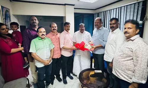 ഇ.​പി. ജ​യ​രാ​ജ​നെ സ​ന്ദ​ർ​ശി​ച്ച് ബ​ഹ്‌​റൈ​ൻ ന​വ​കേ​ര​ള അം​ഗ​ങ്ങ​ൾ