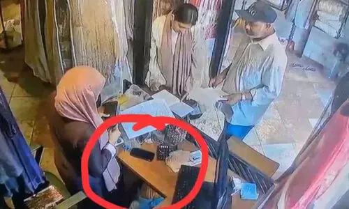 സംഭാവന ചോദിച്ച് കടയിലെത്തി യുവതിയുടെ ഐ ​ഫോ​ണ്‍ കവര്‍ന്നു