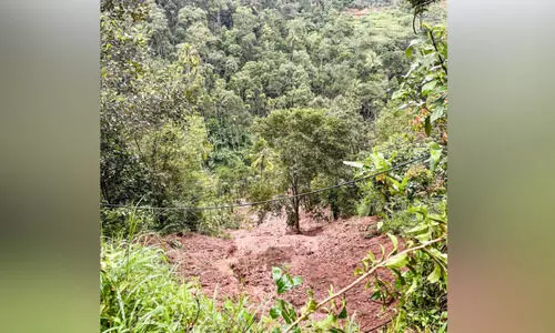 മഴ തുടരുന്നു; എഴുകും വയലിൽ ‘ഉരുൾപൊട്ടി’