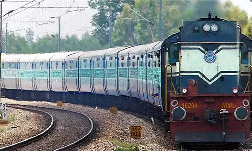 2 വർഷം കൊണ്ട് ഇന്ത്യൻ റെയിൽവേക്ക് ലഭിച്ചത് 61 ലക്ഷം പരാതികൾ; ഏറ്റവും കൂടുതൽ സുരക്ഷാ വിഷയത്തിൽ; സമയനിഷ്ട സംബന്ധിച്ച പരാതികൾ കുറഞ്ഞു