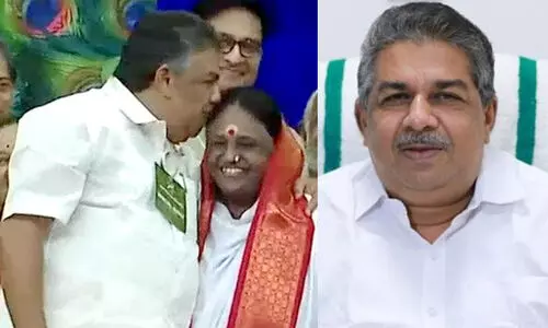 അമൃതാനന്ദമയി മഠം സന്ദർശിച്ച് അവരുടെ ആലിംഗനം സ്വീകരിക്കരുതെന്ന വാദം മനസ്സിൽ വെച്ചാൽ മതി -സജി ചെറിയാൻ