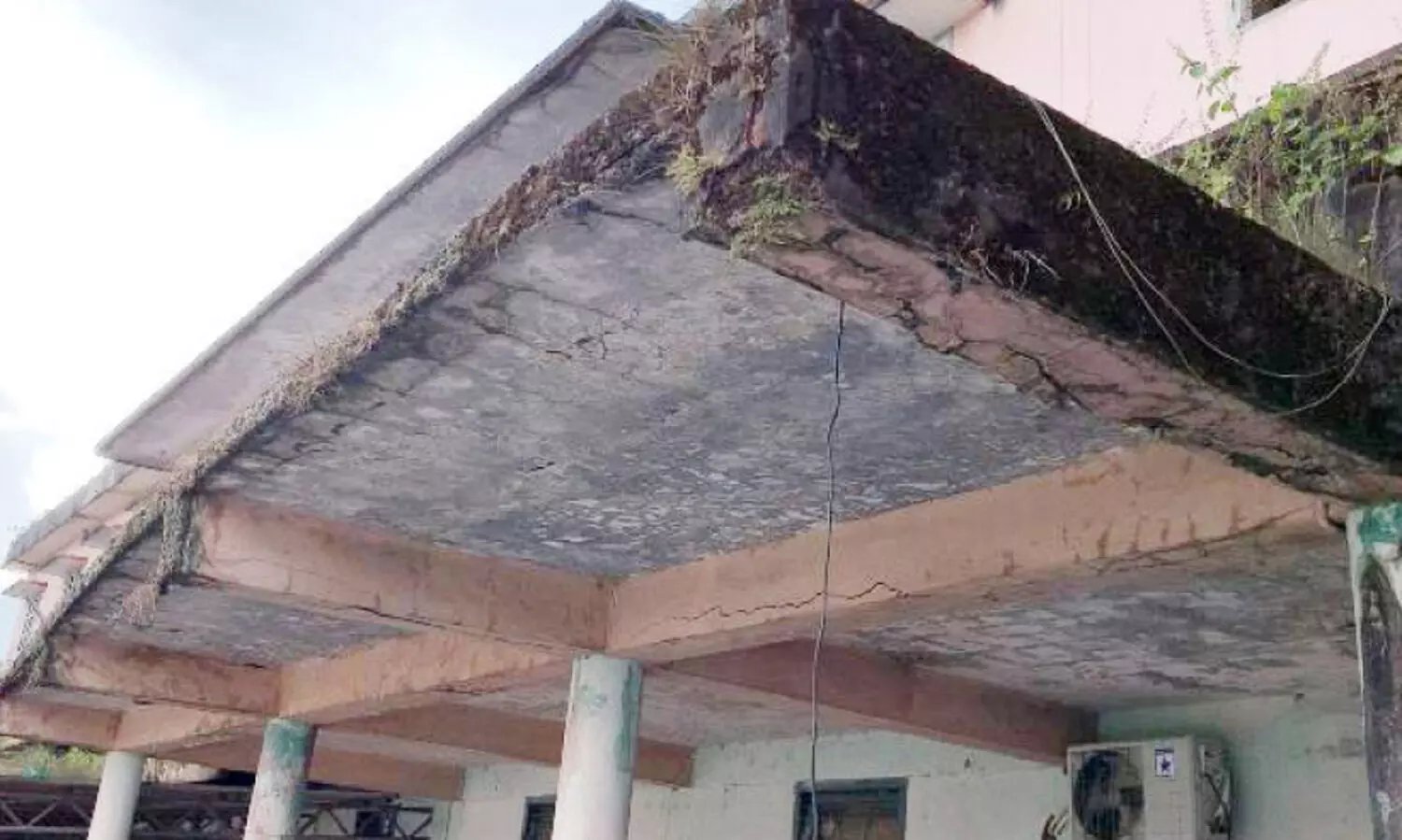 മേ​പ്പാ​ടി ബ​സ് സ്റ്റാ​ൻ​ഡ് കെ​ട്ടി​ടം ജീ​ർ​ണാ​വ​സ്ഥ​യി​ൽ