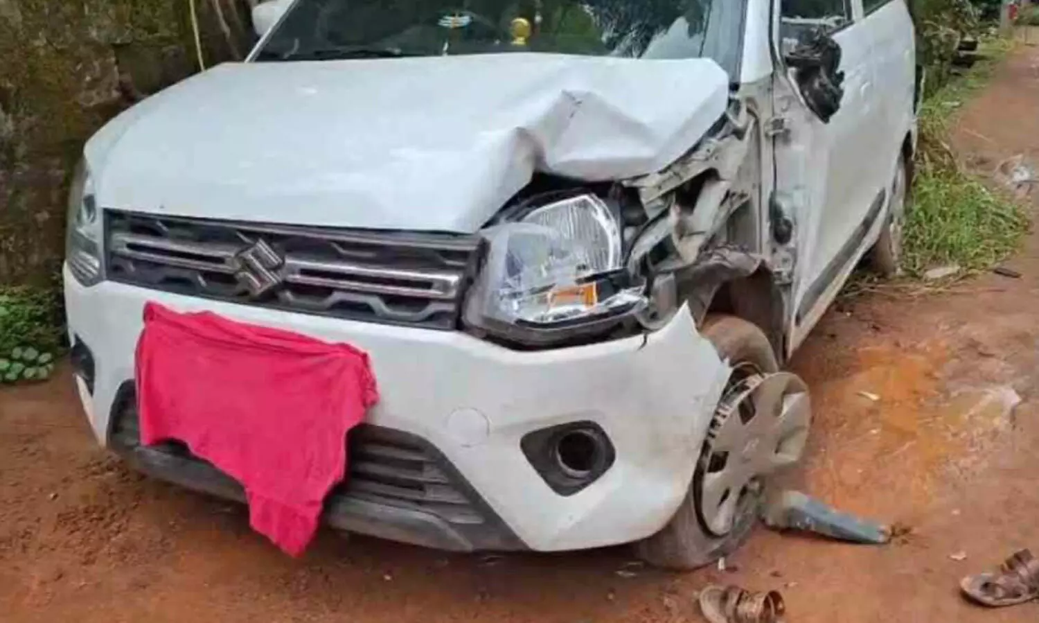 വ​​ട​​ക​​ര​​യി​​ൽ സ്വ​​കാ​​ര്യ ബ​​സ് അ​​പ​​ക​​ടം തു​​ട​​ർ​​ക്ക​​ഥ