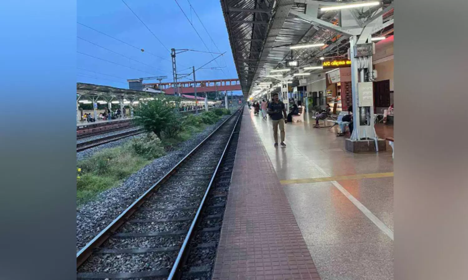 ത​ല​ശ്ശേ​രി റെ​യി​ൽ​വേ സ്റ്റേ​ഷ​ൻ; നി​ർ​ത്താ​തെ കൂ​കി​പ്പാ​ഞ്ഞ് നി​ര​വ​ധി ട്രെ​യി​നു​ക​ൾ