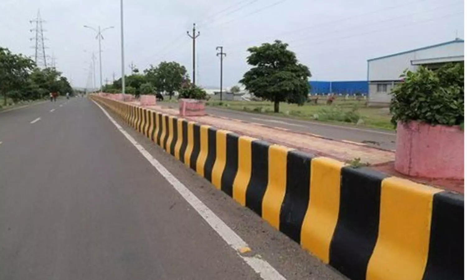 വാ​ഹ​നാ​പ​ക​ടം ഒ​ഴി​വാ​ക്കാ​ൻ ഡി​വൈ​ഡ​റു​ക​ളി​ൽ റി​ഫ്ല​ക്ട​റു​ക​ൾ സ്ഥാ​പി​ക്ക​ണം