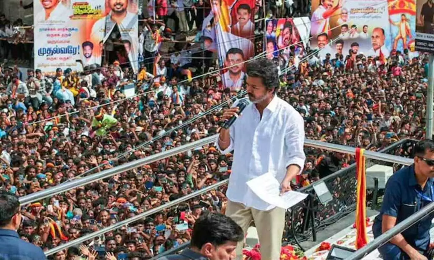 കരൂർ ദുരന്തത്തിൽ മരിച്ചവരുടെ കുടുംബങ്ങൾക്ക് 20 ലക്ഷം രൂപ ധനസഹായം പ്രഖ്യാപിച്ച് വിജയ്