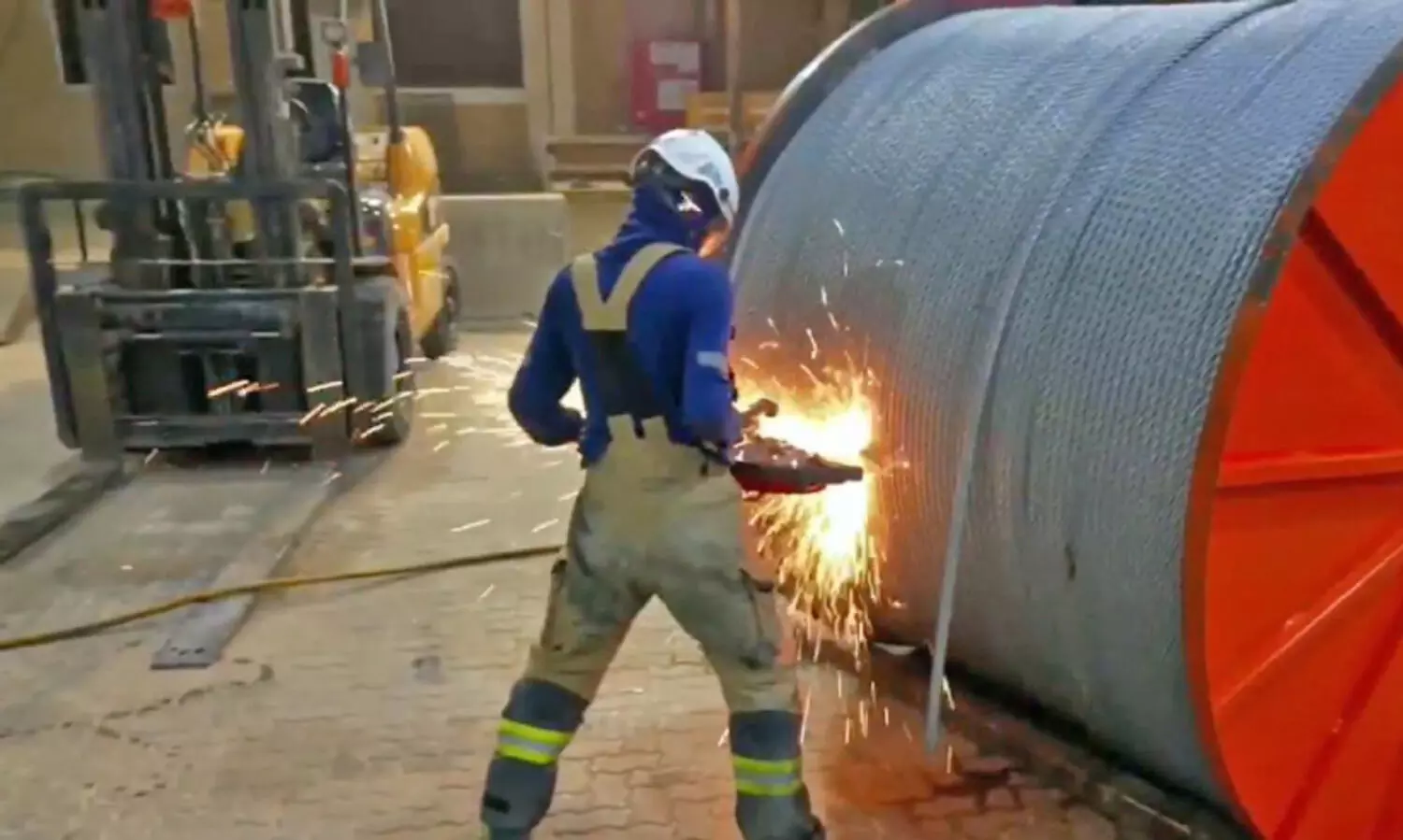 കേ​ബ്ൾ റീ​ലു​ക​ളി​ൽ ഒ​ളി​പ്പി​ച്ച് മ​ദ്യം ക​ട​ത്താ​ൻ ശ്ര​മം