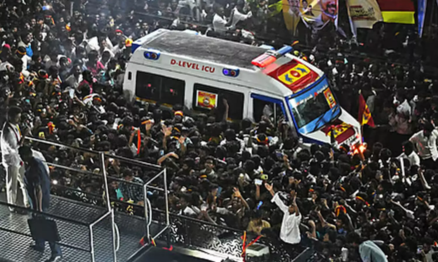 അമ്മക്കൊപ്പമെത്തി ഭക്ഷണംപോലും കഴിക്കാതെ രാവിലെ മുതൽ കാത്തിരിപ്പ്; ഒടുവിൽ അമ്മ നഷ്ടപ്പെട്ടതറിയാതെ ആശുപത്രികിടക്കയിൽ; കരൂർ ദുരന്തത്തിന്‍റെ നടുക്കുന്ന അവശേഷിപ്പുകൾ