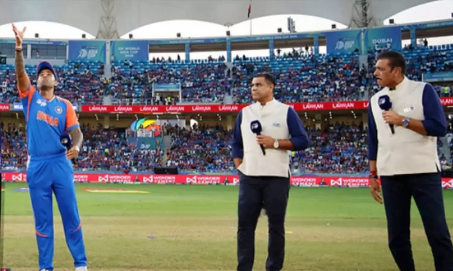 ഇന്ത്യ-പാക് ഫൈനലിൽ ടോസിനിടെ അസാധാരണ സംഭവങ്ങൾ; രവിശാസ്ത്രി പാക് നായകനോട് സംസാരിച്ചില്ല, പകരമെത്തിയത് വഖാർ യൂനിസ്