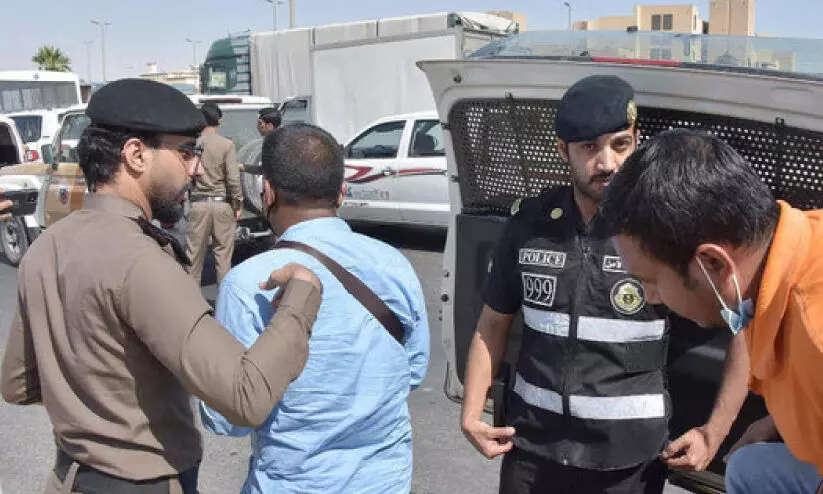 ആ​ഭ്യ​ന്ത​ര മ​ന്ത്രാ​ല​യ പ​രി​ശോ​ധ​ന;  ഒ​രാ​ഴ്ച​ക്കി​ടെ 18,421 നി​യ​മ​ലം​ഘ​ക​ർ പി​ടി​യി​ൽ