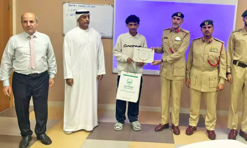 നഷ്ടപ്പെട്ട പഴ്സ് തിരിച്ചേൽപിച്ച വിദ്യാർഥിക്ക് പൊലീസ് ആദരവ് നഷ്ടപ്പെട്ട പഴ്സ് തിരിച്ചേൽപിച്ച വിദ്യാർഥിക്ക് പൊലീസ് ആദരവ്