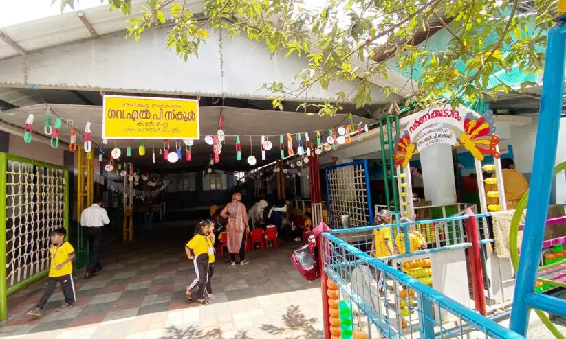 സ്ഥല പരിമിതി; വീർപ്പുമുട്ടി കൽപറ്റ ജി.എൽ.പി സ്കൂൾ സ്ഥല പരിമിതി; വീർപ്പുമുട്ടി കൽപറ്റ ജി.എൽ.പി സ്കൂൾ