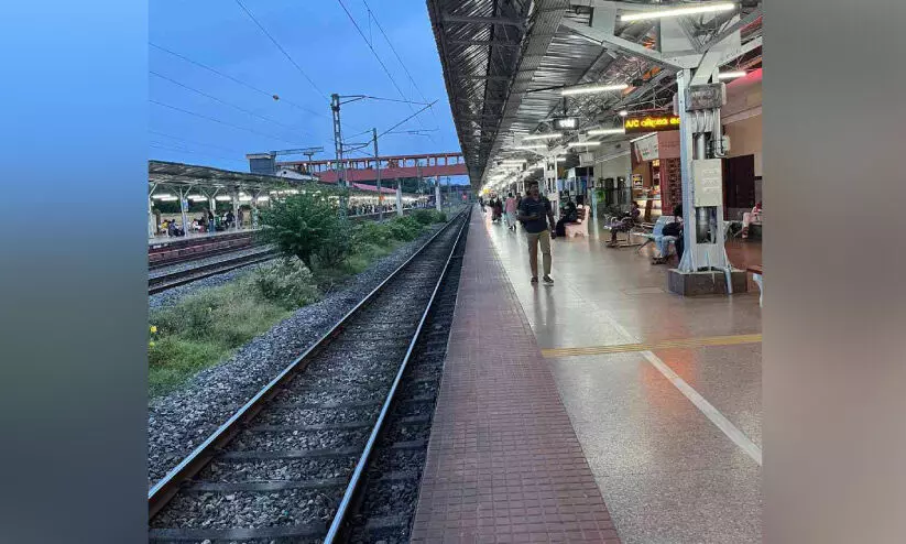 തലശ്ശേരി റെയിൽവേ സ്റ്റേഷൻ; നിർത്താതെ കൂകിപ്പാഞ്ഞ് നിരവധി ട്രെയിനുകൾ തലശ്ശേരി റെയിൽവേ സ്റ്റേഷൻ; നിർത്താതെ കൂകിപ്പാഞ്ഞ് നിരവധി ട്രെയിനുകൾ