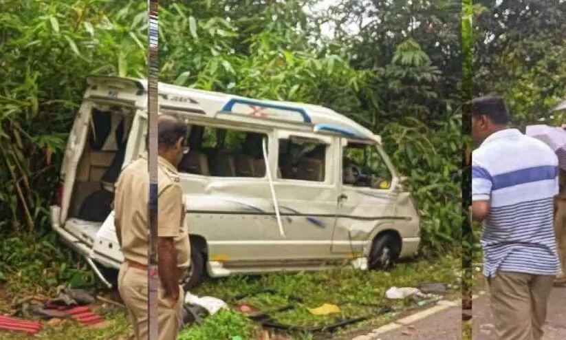 കേടായതിനെ തുടർന്ന് നിർത്തിയിട്ട വാഹനം രാത്രിയിൽ കാട്ടാനകൾ തകർത്തു കേടായതിനെ തുടർന്ന് നിർത്തിയിട്ട വാഹനം രാത്രിയിൽ കാട്ടാനകൾ തകർത്തു