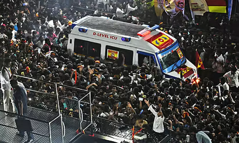 അമ്മക്കൊപ്പമെത്തി ഭക്ഷണംപോലും കഴിക്കാതെ രാവിലെ മുതൽ കാത്തിരിപ്പ്; ഒടുവിൽ അമ്മ നഷ്ടപ്പെട്ടതറിയാതെ ആശുപത്രികിടക്കയിൽ; കരൂർ ദുരന്തത്തിന്‍റെ നടുക്കുന്ന അവശേഷിപ്പുകൾ