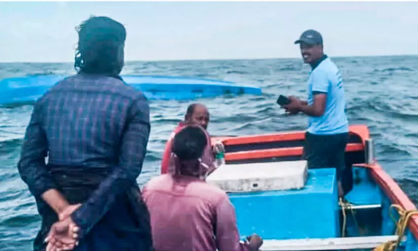 മത്സ്യബന്ധന വള്ളം തിരയിൽപെട്ട്​ മറിഞ്ഞു